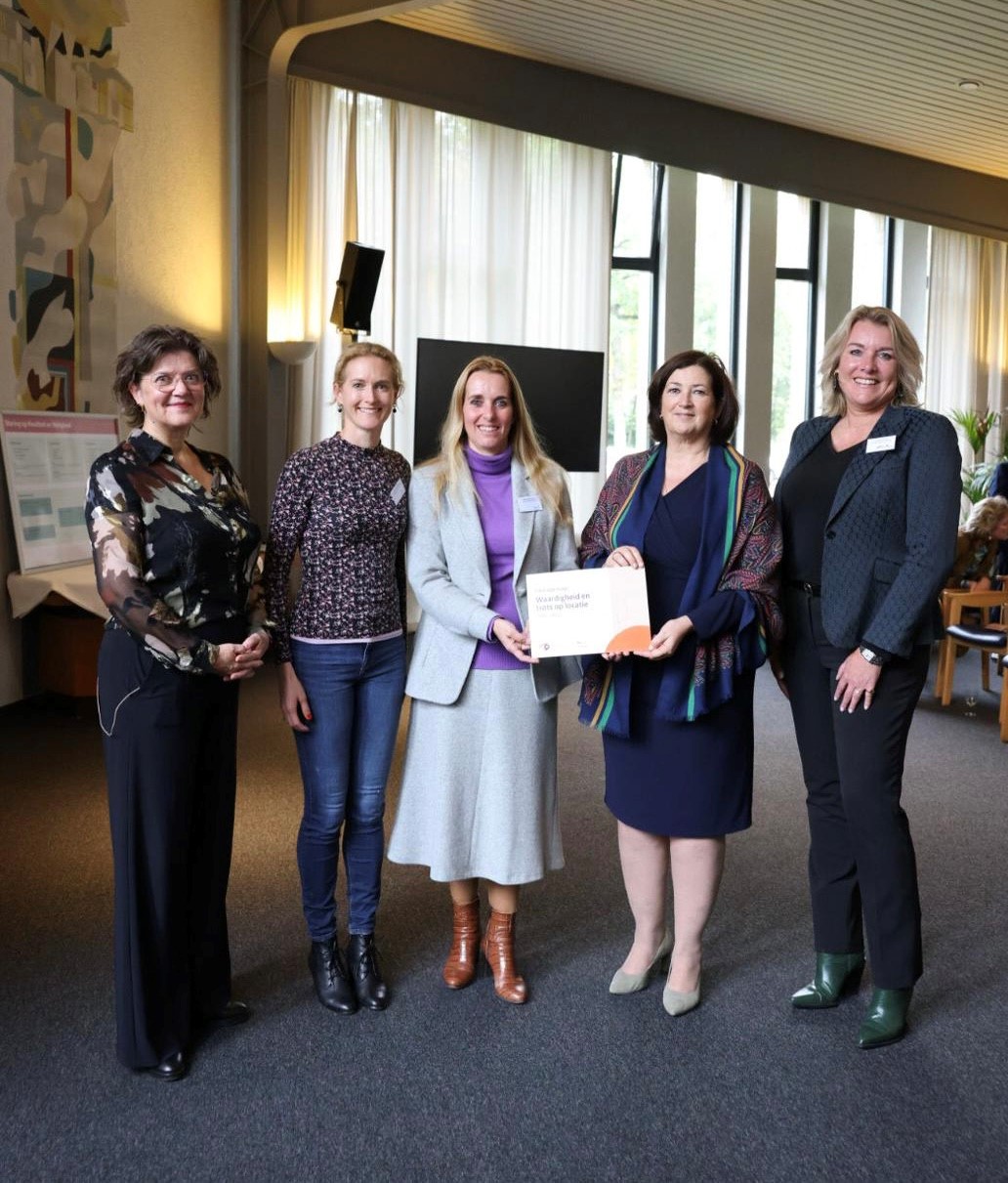 V.l.n.r.: Mirella Minkman, voorzitter van Raad van Bestuur Vilans; Anneke Augustinus, programmadirecteur Waardigheid en Trots bij Vilans; minister Helder en Judith Poulus, voorzitter van de Raad van de Bestuur van Zorggroep Charim (a.i.).